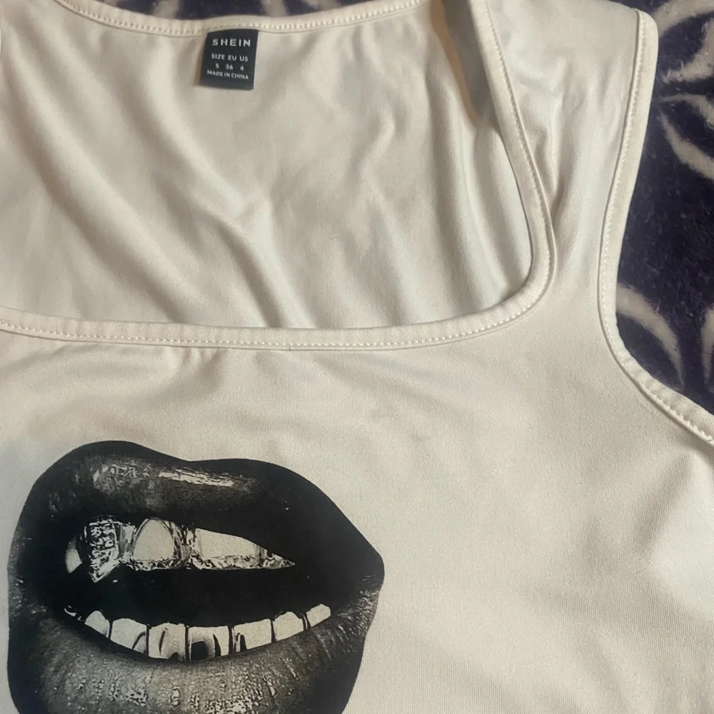 SHEIN White Crop Top with Black Lip Graphic - Picture 2 of 6